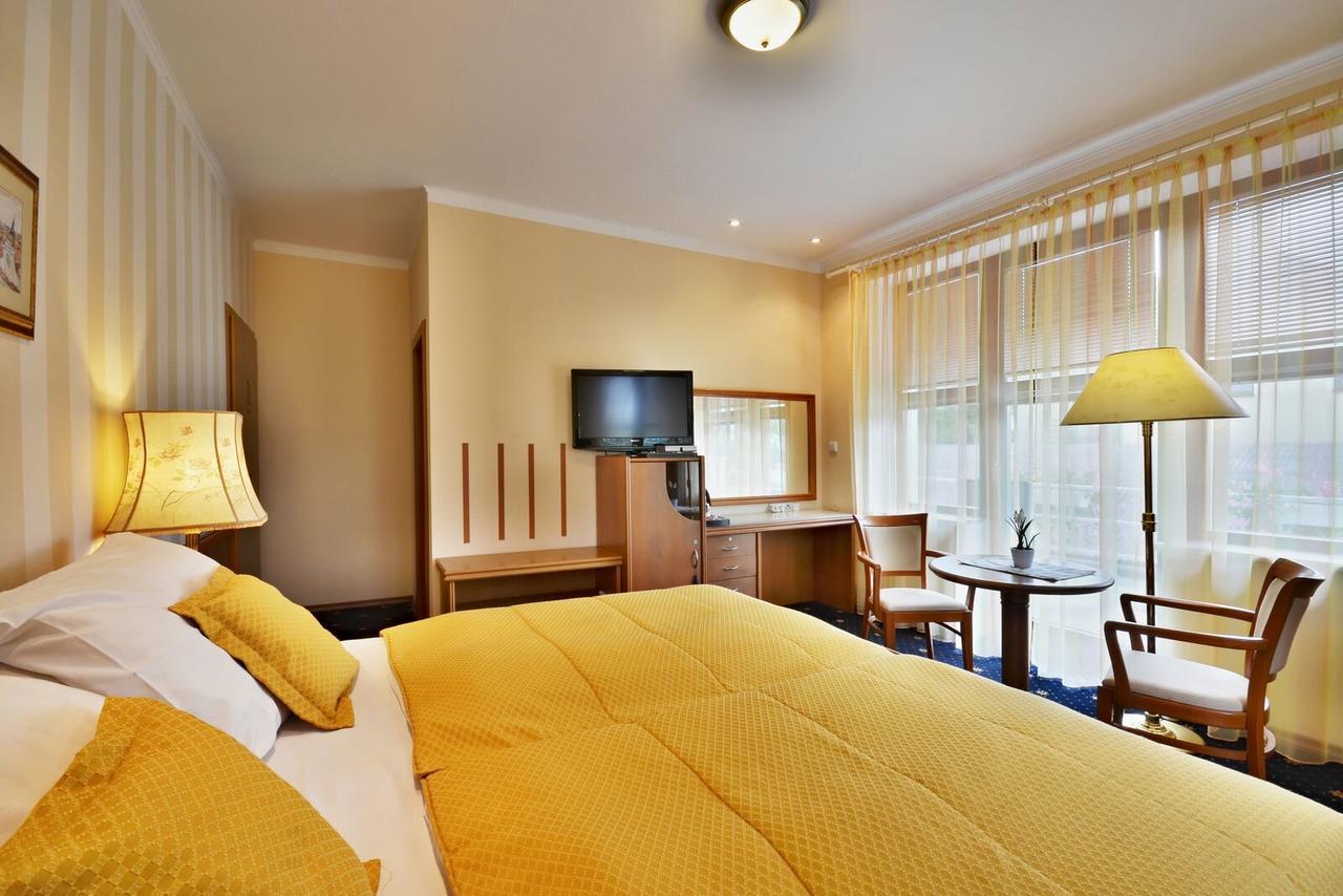 Hotel Villa Conti Pisek  Luaran gambar